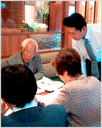 【写真】実証店舗でのアンケート調査の様子