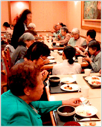 【写真】実証店舗での共食会の様子