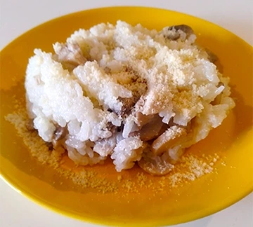 鶏ときのこの昆布バター炊き込みごはんの写真