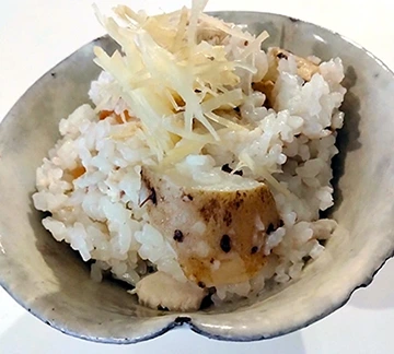 ブリと長芋の梅炊き込みごはんの写真