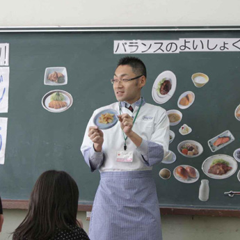 5つの料理区分について説明をしている様子