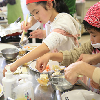 子どもたちが料理をしている様子