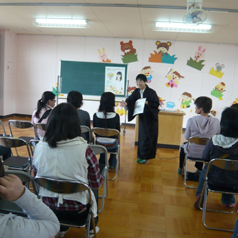 山崎万里先生の講演の様子